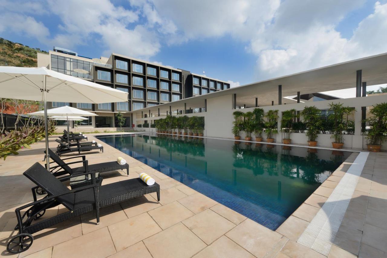 Marasa Sarovar Premiere Tirupati Exterior foto The swimming pool at the hotel