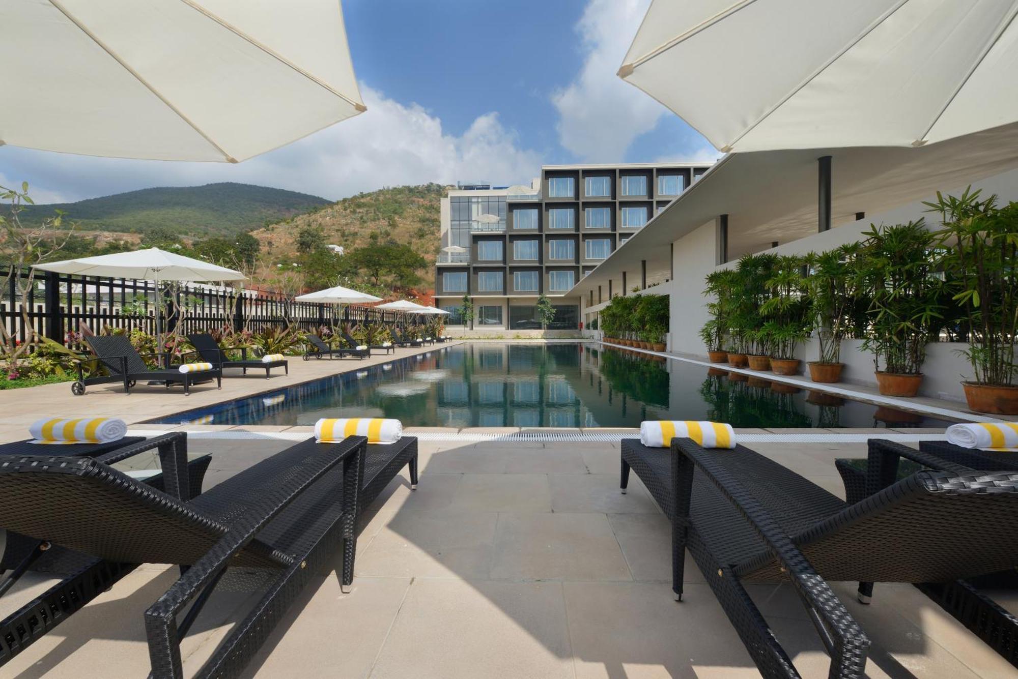 Marasa Sarovar Premiere Tirupati Exterior foto The swimming pool at the hotel