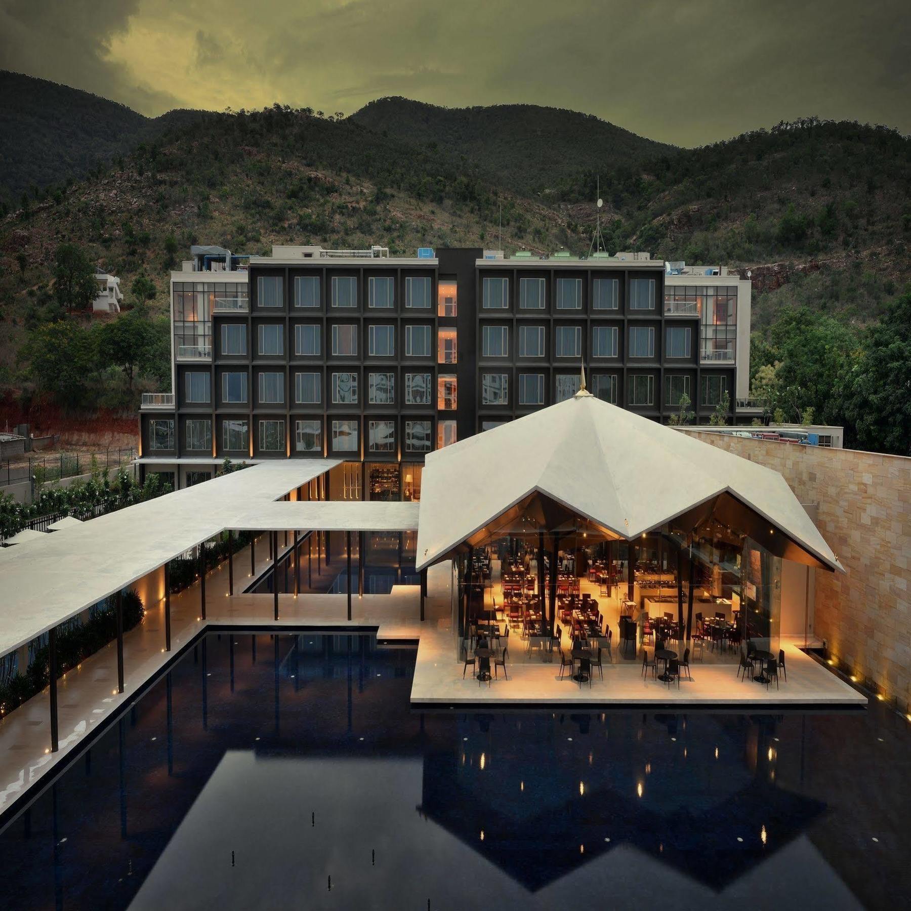 Marasa Sarovar Premiere Tirupati Exterior foto The hotel's main building