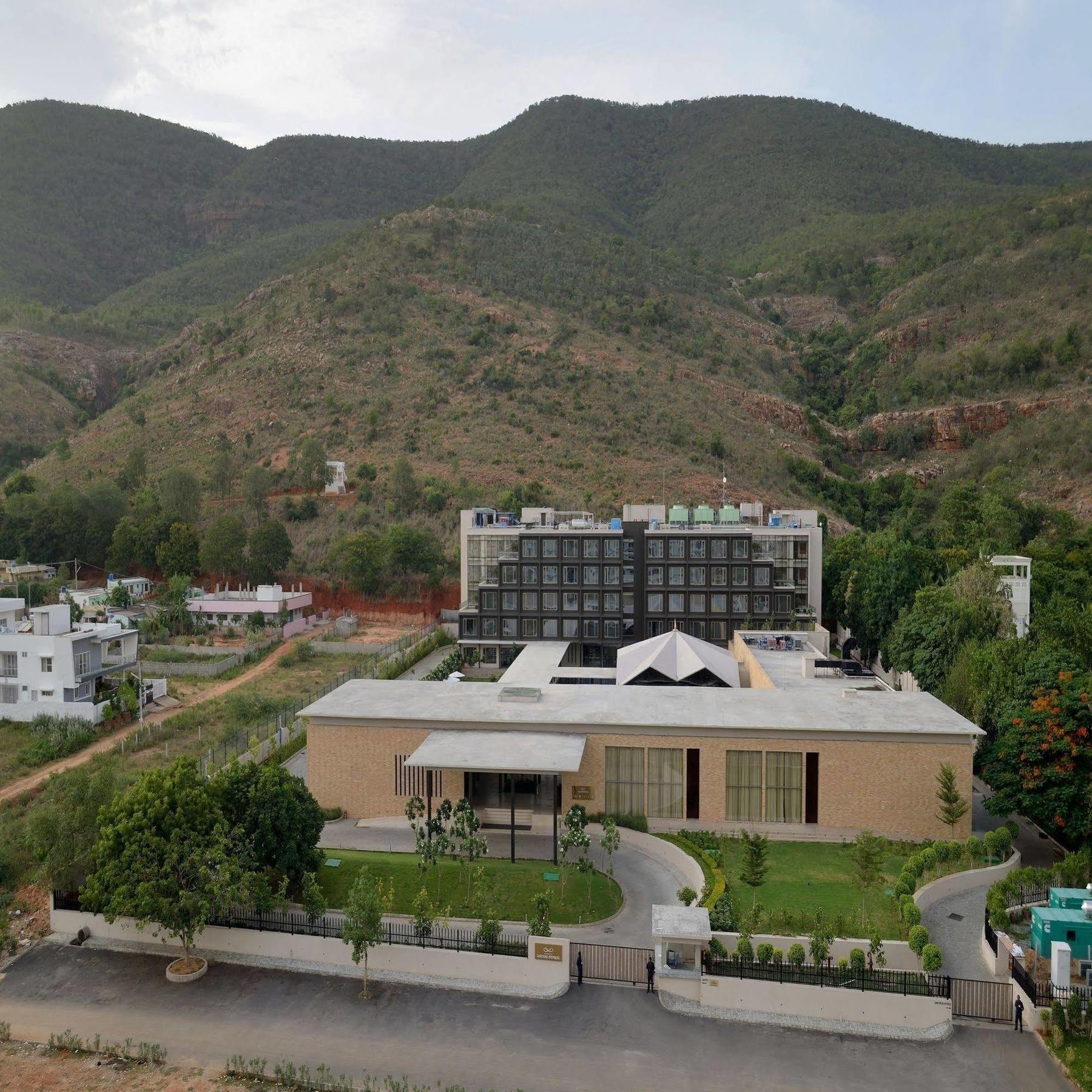 Marasa Sarovar Premiere Tirupati Exterior foto The new building of the University of Patras